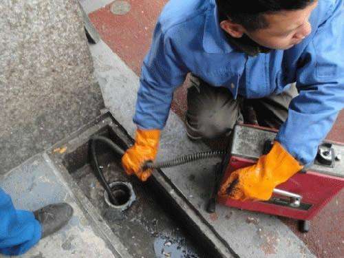 新城街道疏通下水道