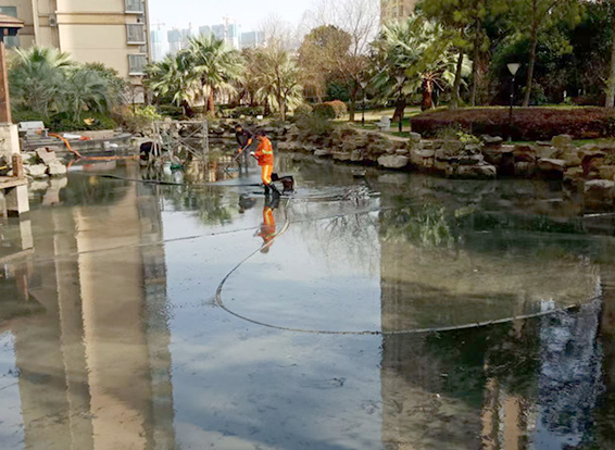 新城街道景观池淤泥清理