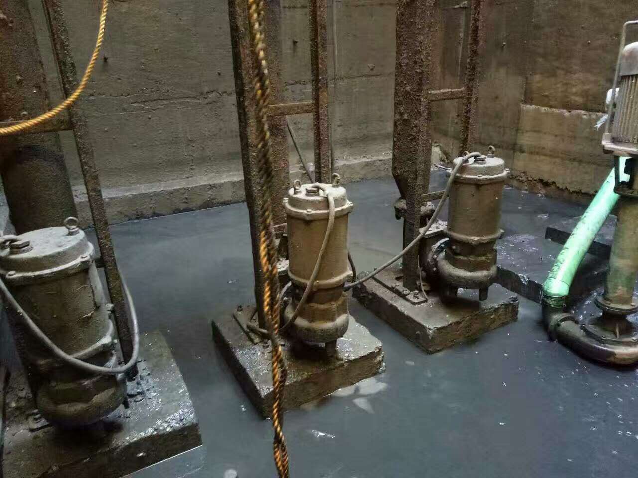 新城街道污水池清理