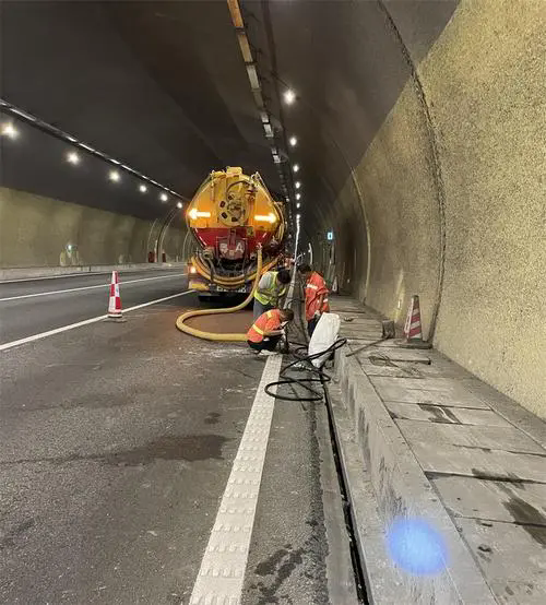 新城街道隧道排水渠清淤